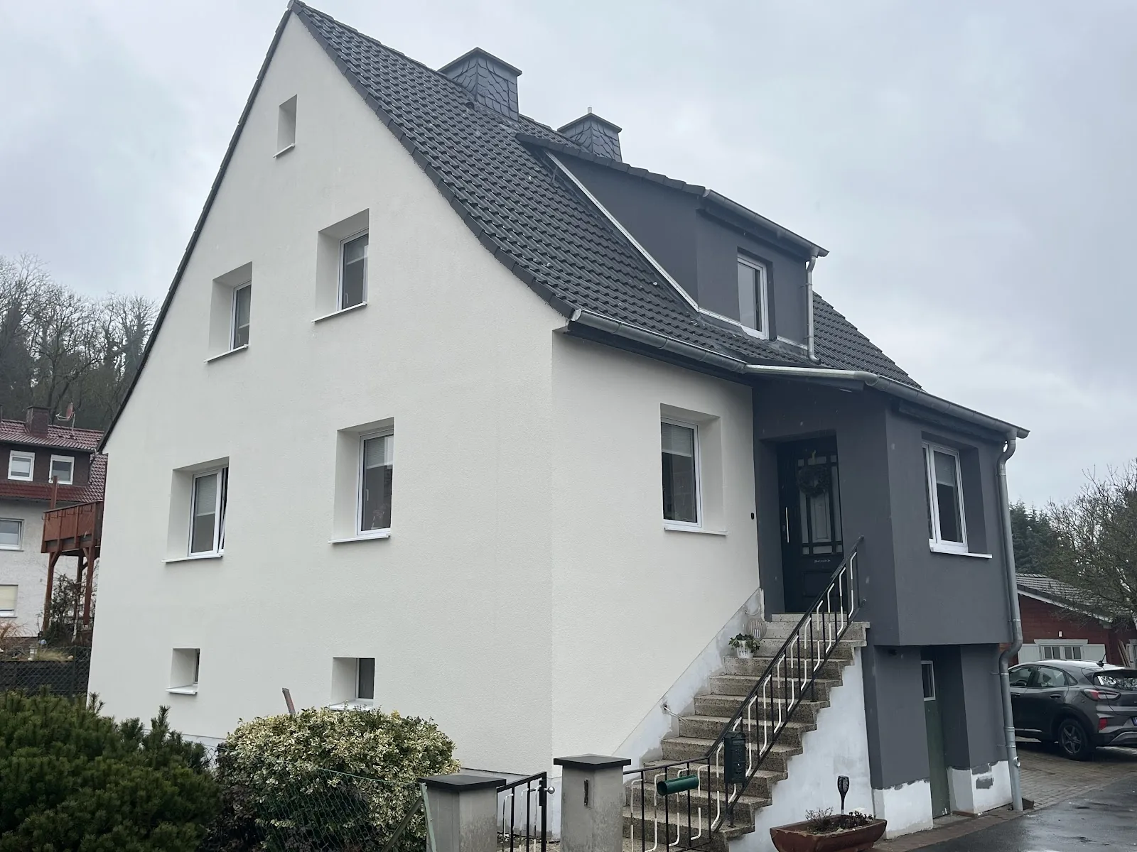 Fassade eines Hauses, frisch gestrichen — Beispielarbeit aus dem Malerhandwerk